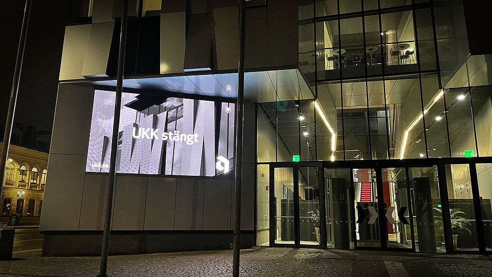 Uppsala Konsert och Kongress med en digital skylt till vänster i bild som visar texten UKK stängt.