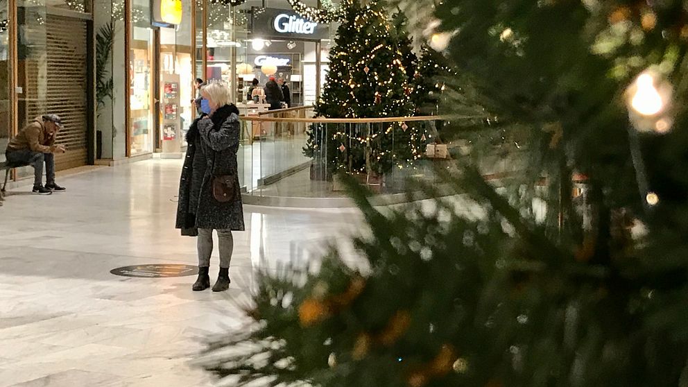 Julhandeln ser annorlunda ut iår. Långt färre personer rör sig i centrum än en vanlig jul