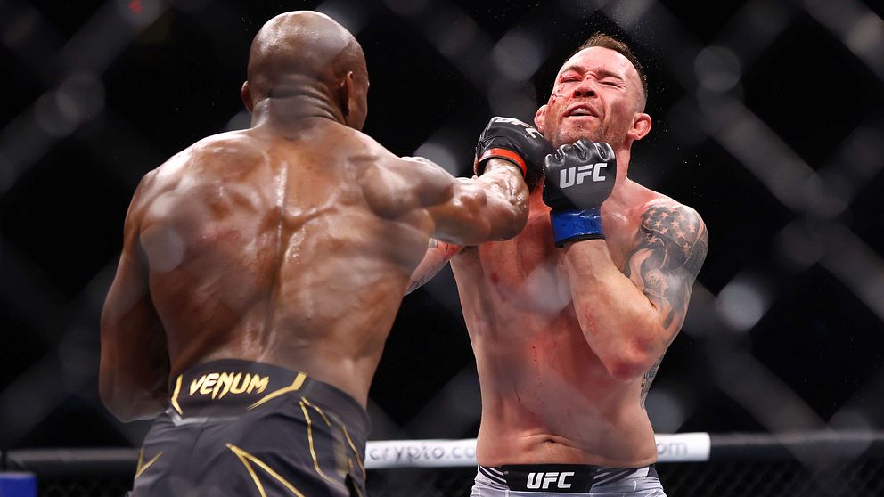 Kamaru Usman får in en träff på Colby Covington i nattens UFC-titelmatch.