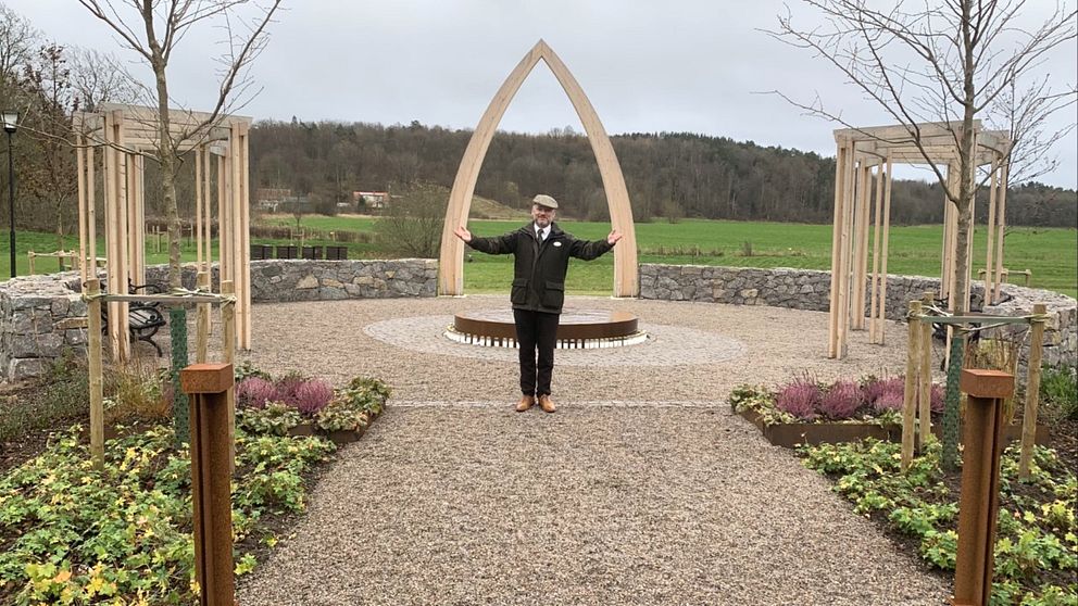 Kjell Helgesson är kyrkogårdschef i Getinge-Oskarsströms pastorat, där Enslövs församling ingår. I klippet berättar han om prisade ceremoniplatsen.