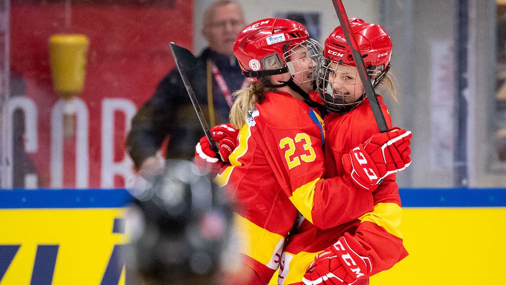 Smålands Hilda Svensson (nummer 23) och Edit Danielsson jublar efter 1-0 i finalen av TV-pucken mot Dalarna.