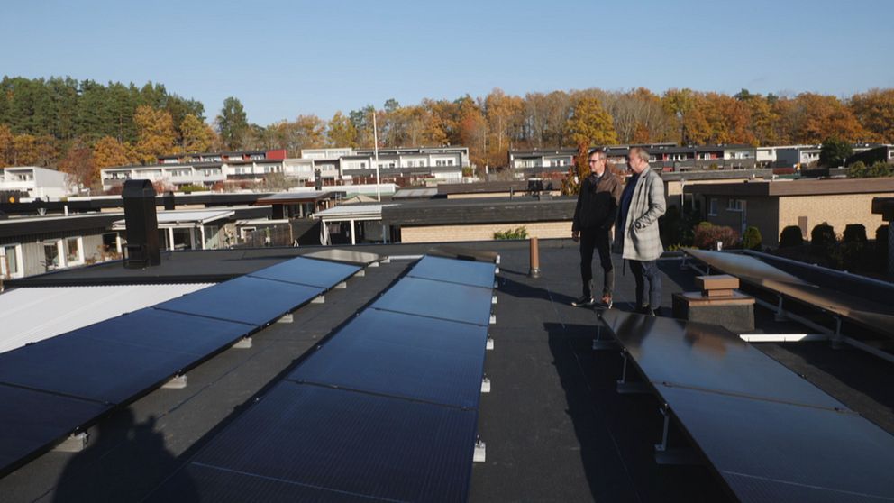 Solceller som installeras på ett hustak.