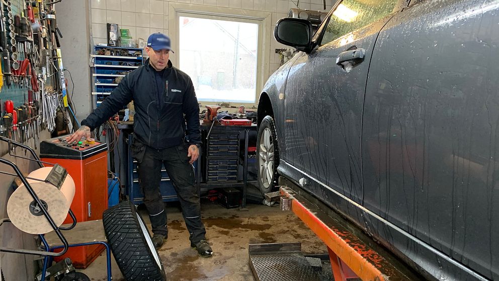 Johan Moström hissar upp en bil som ska få vinterdäck