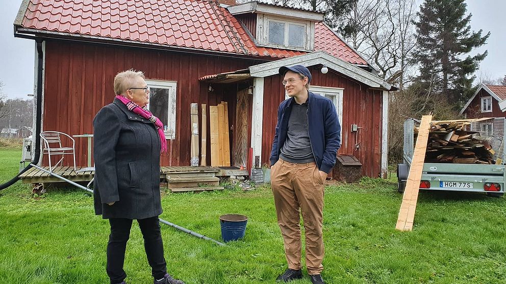 Kommunpolitikern Lisbet Antonsson (C) hälsar på Robert Bostedt i hans nya hus i Dagsmosse