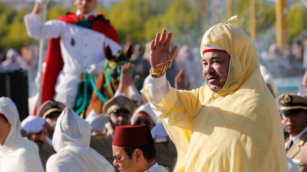Mohammed VI vinkar till publiken under en ceremoni.
