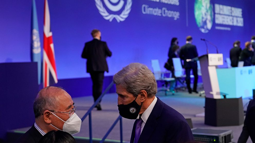 Kinas Xie Zhenhua och USA:s John Kerry i samtal under klimatmötet.