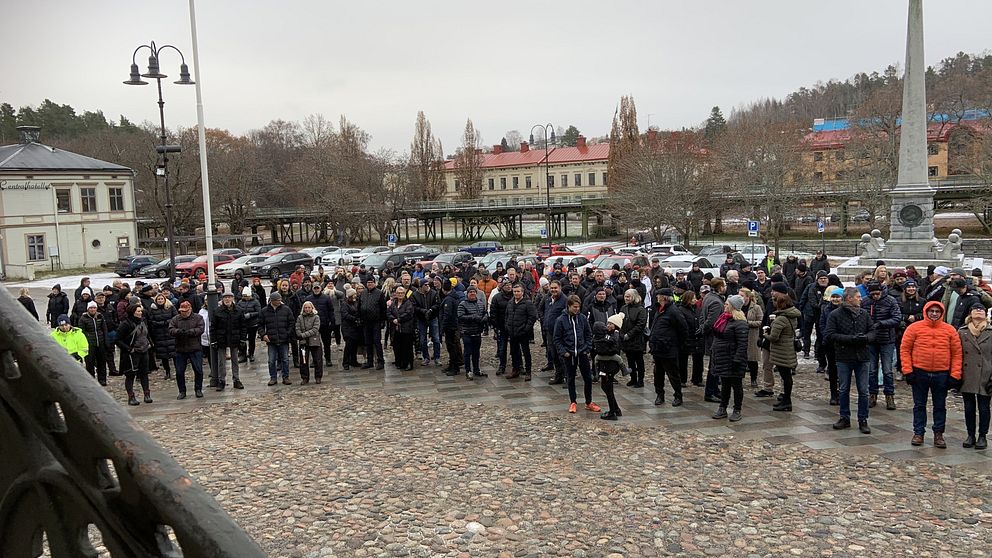 Folksamling utanför Rådhuset i Söderhamn.