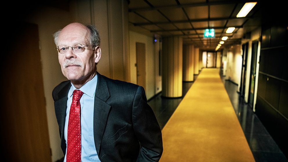 Riksbankschef Stefan Ingves i en korridor i Riksbanken