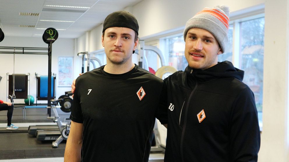 Ludvig Carlsson och lagkapten Mikael Roslund på fysträning med A-laget.