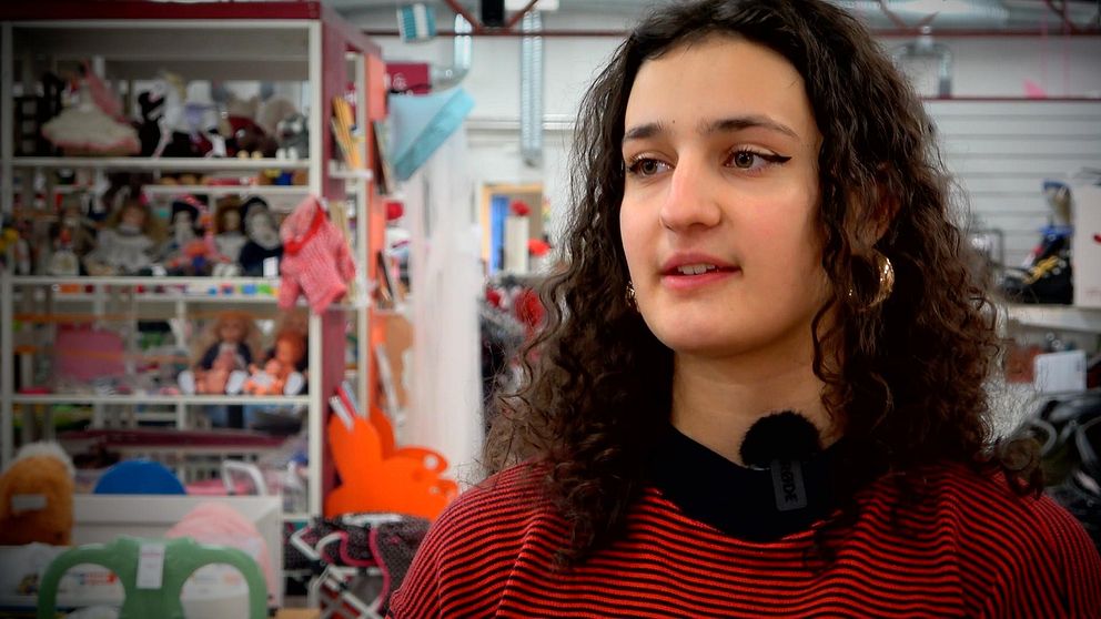 Bild på brunhårig tjej i Erikshjälpens secondhand-butik i Habo.