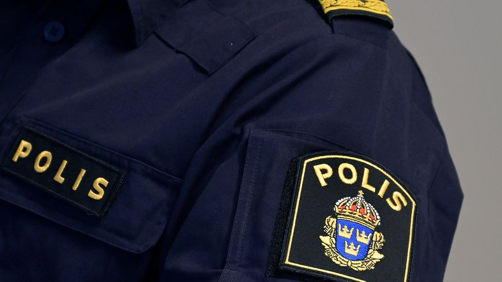 uniform med polisemblem