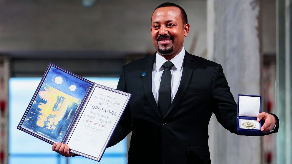 Etiopiens premiärminister Abiy Ahmed med sitt fredspris 2019.