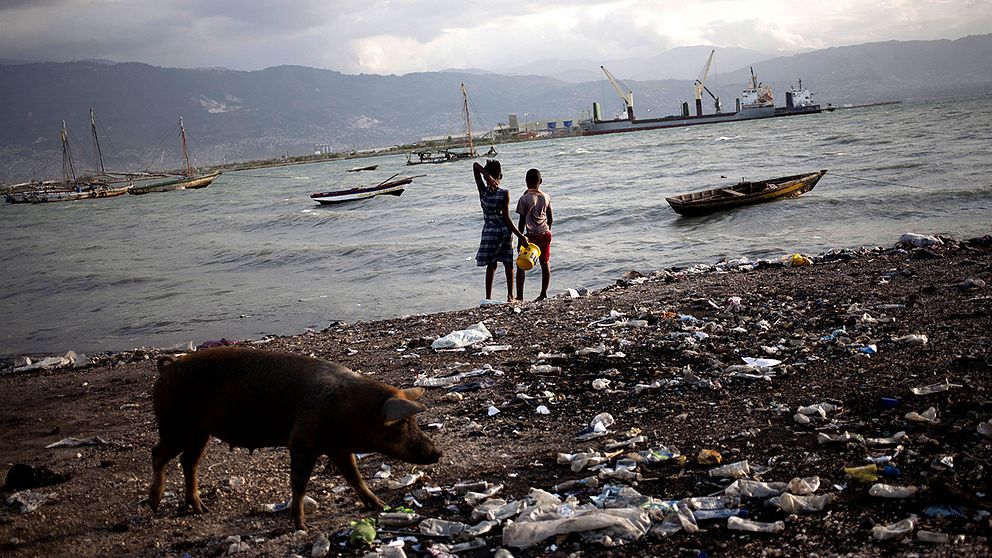 Två barn tittar på havet i Cite Soleil i Port-au-Prince, samtidigt som stormen ”Erika” nu härjar på Haiti.