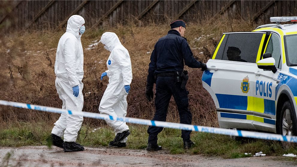Polisens kriminaltekniker på plats vid bostaden i Åkarp där kvinnan hittades död. En man greps och anhölls.
