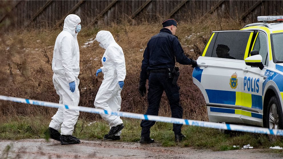 Polisens kriminaltekniker på plats vid en bostad i skånska Åkarp där en kvinna har hittats död på fredagen. En man har gripits och anhållits för mord. Arkivbild.