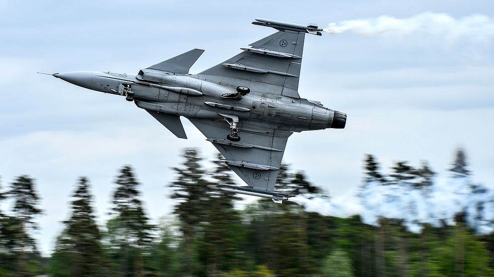 Flyguppvisning med en JAS 39C Gripen.