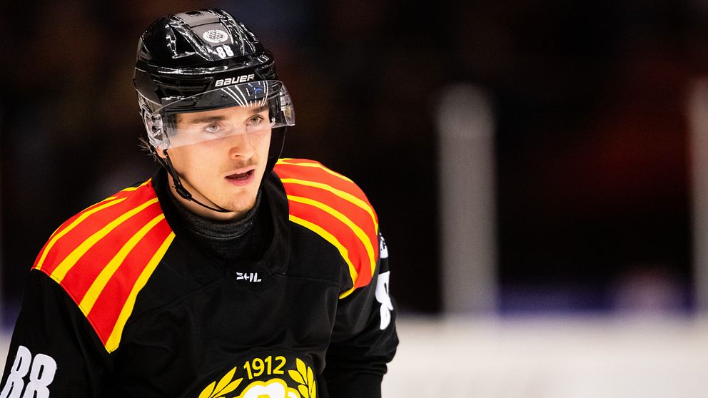 Brynäs Dmytro Timashov under ishockeymatchen i SHL mellan Brynäs och Djurgården den 4 december 2021 i Gävle.