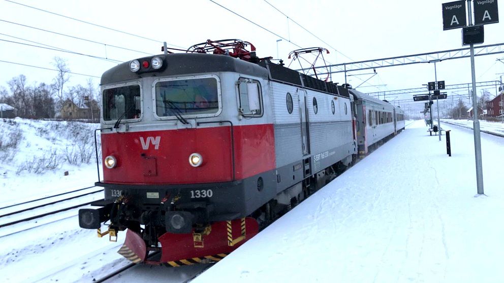 Tåg som står vid perrong, vinter och kallt, står vid stationen i Abisko.