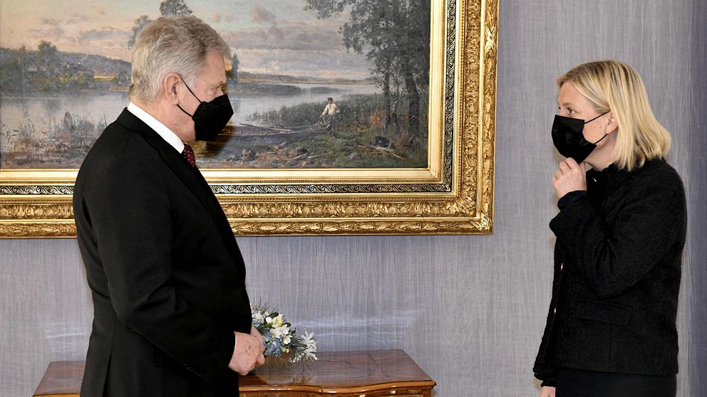 Finlands president Sauli Niinistö välkomnar statsminister Magdalena Andersson (S) i presidentpalatset i Helsingfors. Alla nya svenska statsministrar gör sin första utlandsresa till Finland.