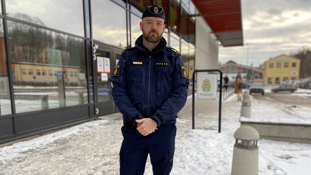 Polisen Calle Kos står i uniform utanför polishuset i Södertälje.
