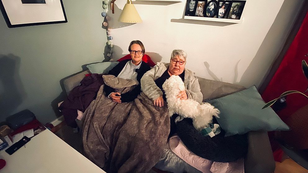 Två väninnor i en soffa