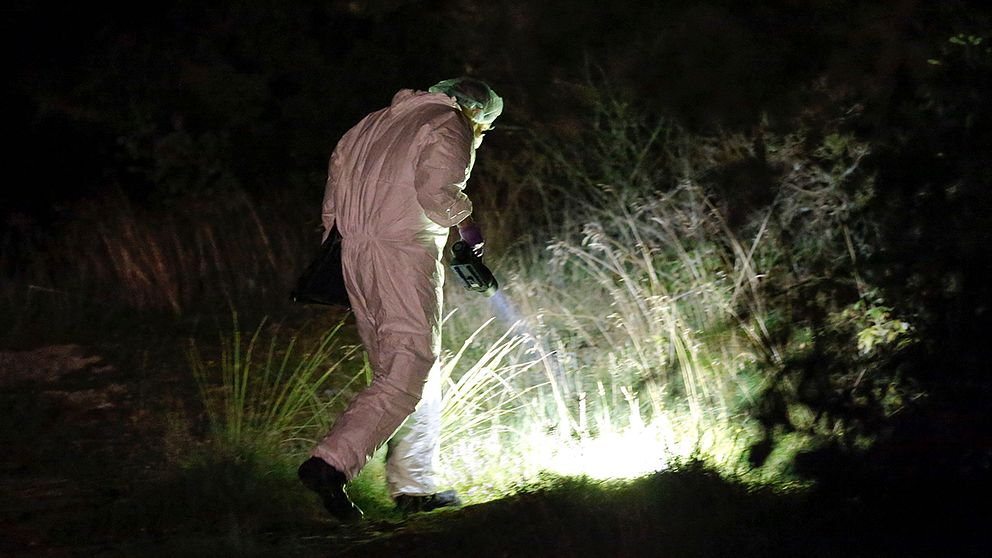 Polisens tekniker söker på platsen där 27-åringen hittades mördad.