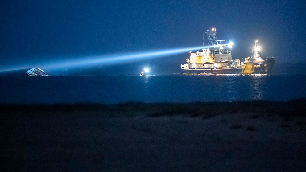 Det kapsejsade upp och nervända fraktfartyget Karin Høj började på onsdagen läcka olja då hon sjönk allt djupare ner i vattnet utanför stranden vid Tobisvik strax norr om Simrishamn.