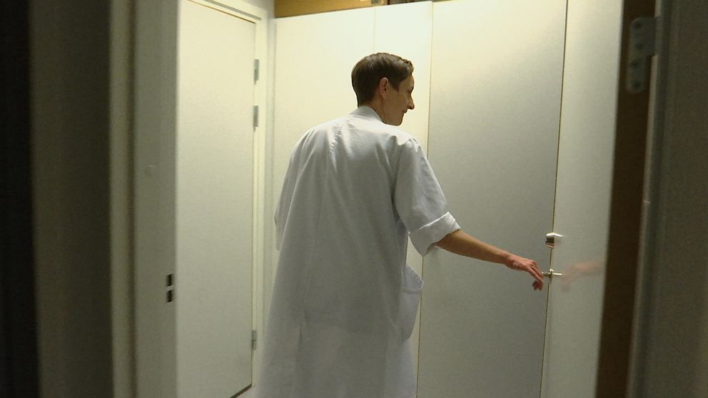 Susanne Liffner på väg in i ett rum, hon är överläkare på Reproduktionsmedicinskt centrum i Linköping