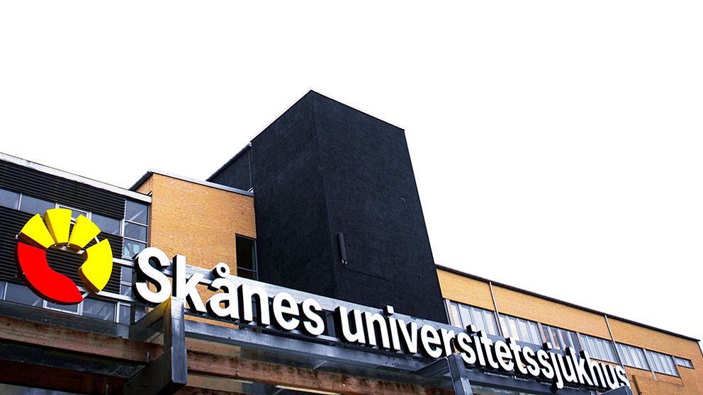 En sjukhusbyggnad med texten Skånes universitetssjukhus.