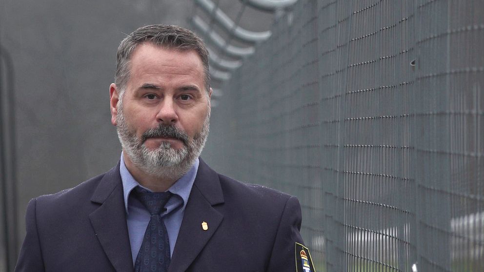 Kriminalvårdchefen Magnus Jönsson utanför anstalten Hall.