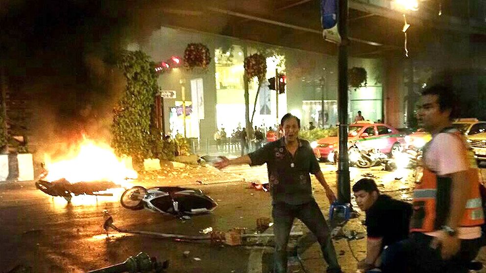 Mobilbilder visar attentatsplatsen i Bangkok strax efter smällen