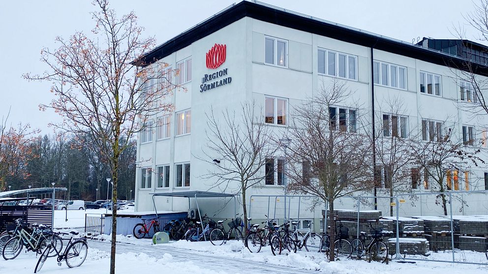 Karsuddens sjukhus, fasaden med Region Sörmlands logga. Det är snö utomhus.