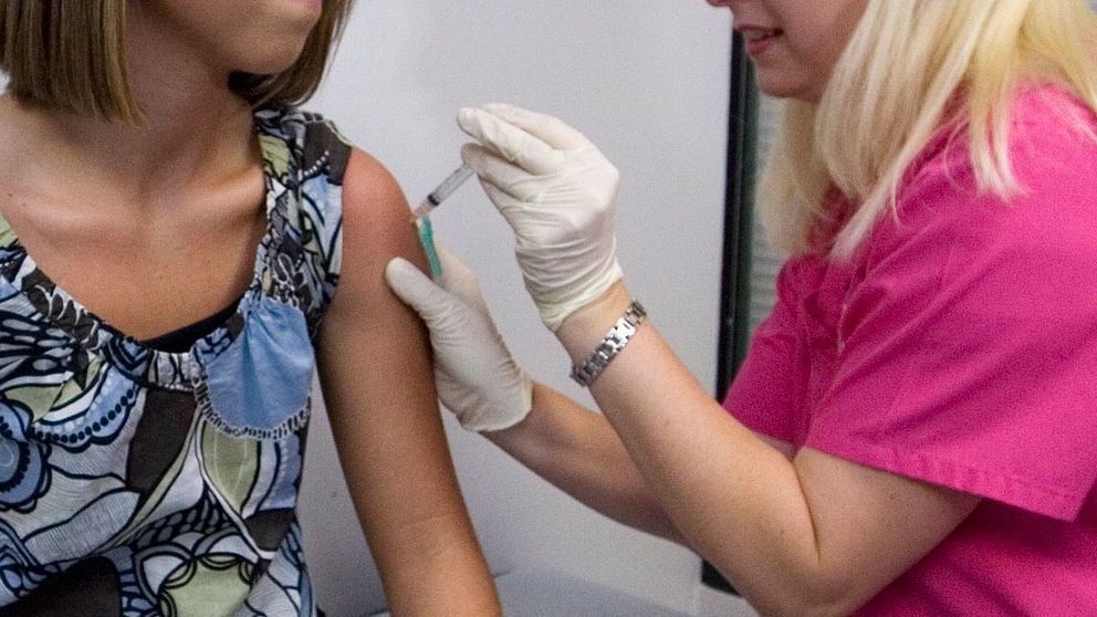 En kvinna blir vaccinerad