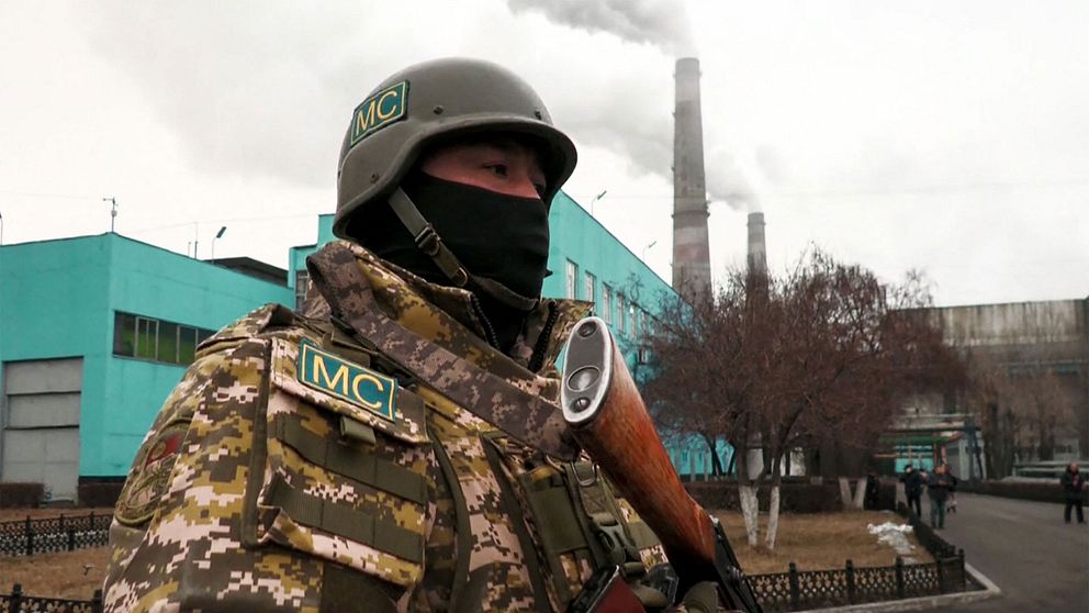 En CSTO-soldat bevakar ett kraftverk i Almaty, Kazakstan
