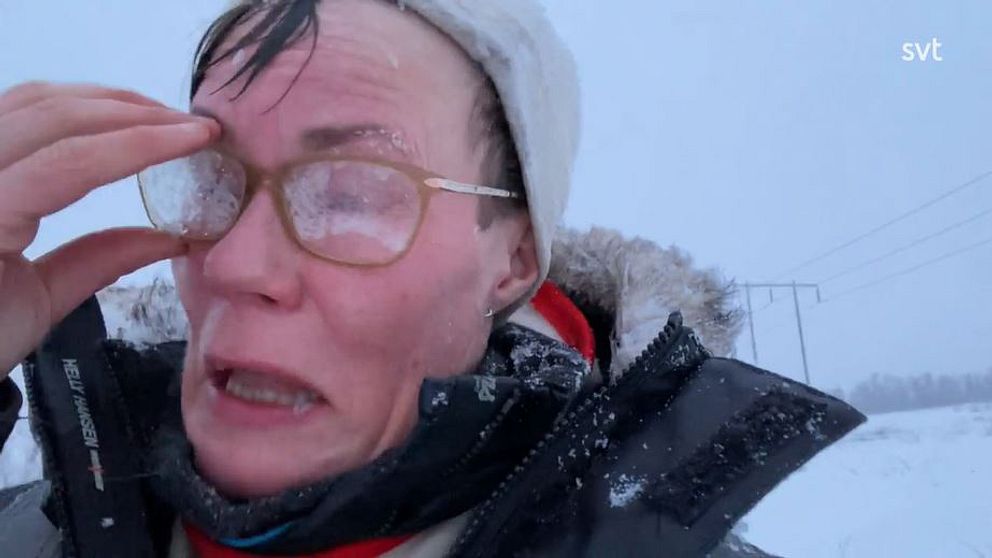 Här kämpar SVT Sápmis reporter mot stormbyarna medan hon rapporterar från Abisko.