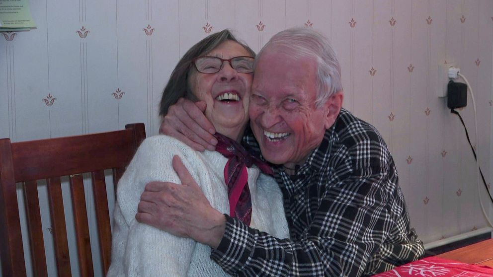 Eivor Eklund, 90, och Enar Hjukström, 92 kramas.