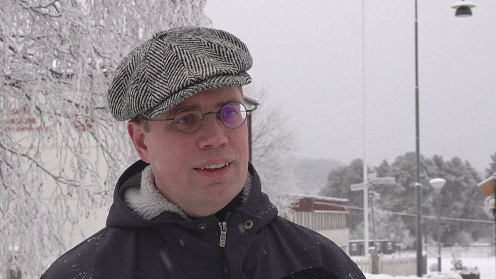 Man med keps och runda glasögon i en vintermiljö i Sveg.