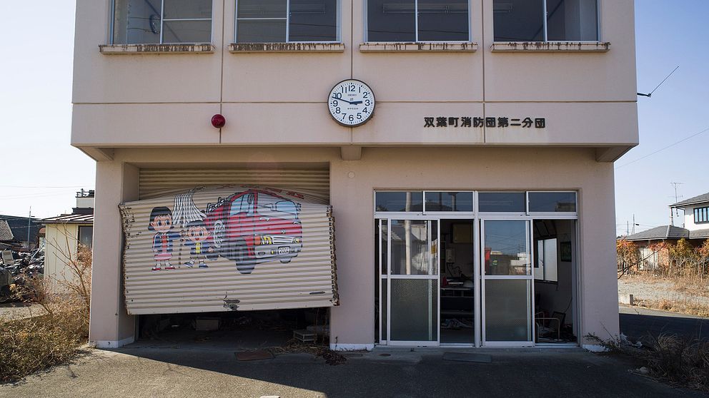 Bild tagen i Futaba för snart ett år sedan. Brandstationens klocka har stannat på 14:46 – klockslaget då jordskalvet slog till den 11 mars 2011.