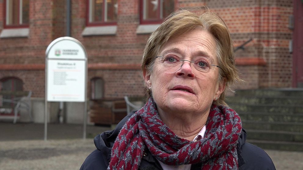 Ann-Charlotte Stenkil (M) står utanför stadshuset i Varberg.