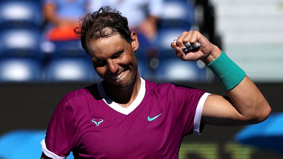 Världsfemman Rafael Nadal knyter näven efter avancemanget till kvartsfinal.