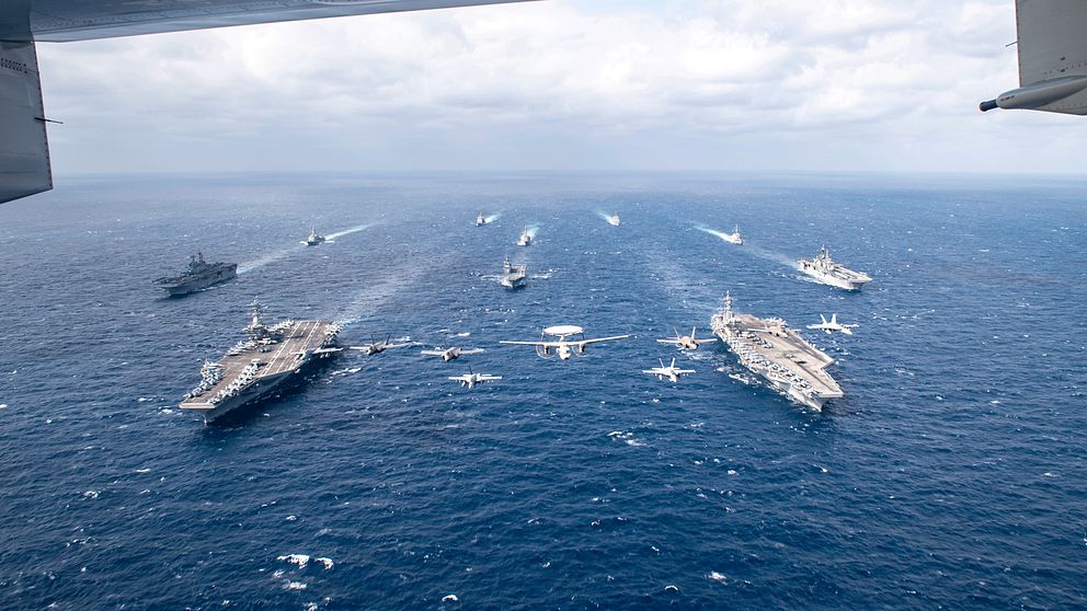 USA:s hangarfartygsgrupp USS Carl Vinson och USS Abraham Lincoln med stridsflygplan två dagar före olyckan.