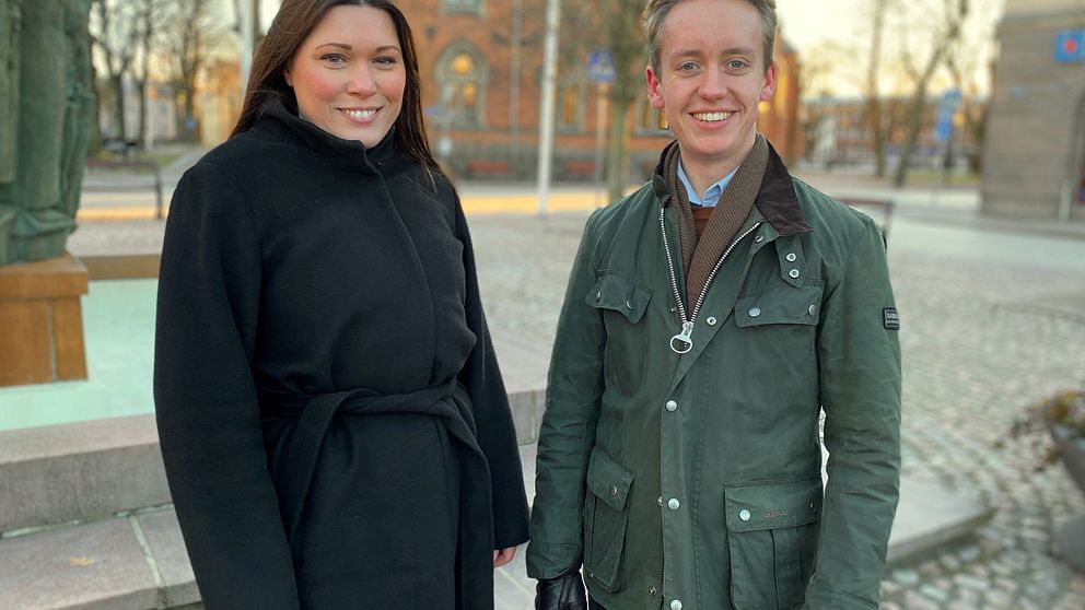 Louise Samuelsson och Isak Drougge med stadshuset i Skara i bakgrunden