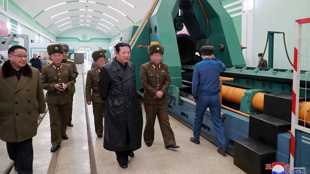 Nordkoreas diktator Kim Jong Un i en vapenfabrik. Vissa ansikten är anonymiserade innan  statskontrollerade KCNA distribuerade fotot.