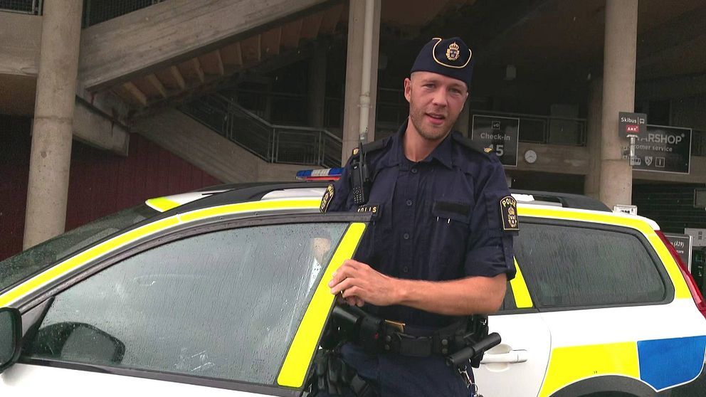 Polis vid polisbil