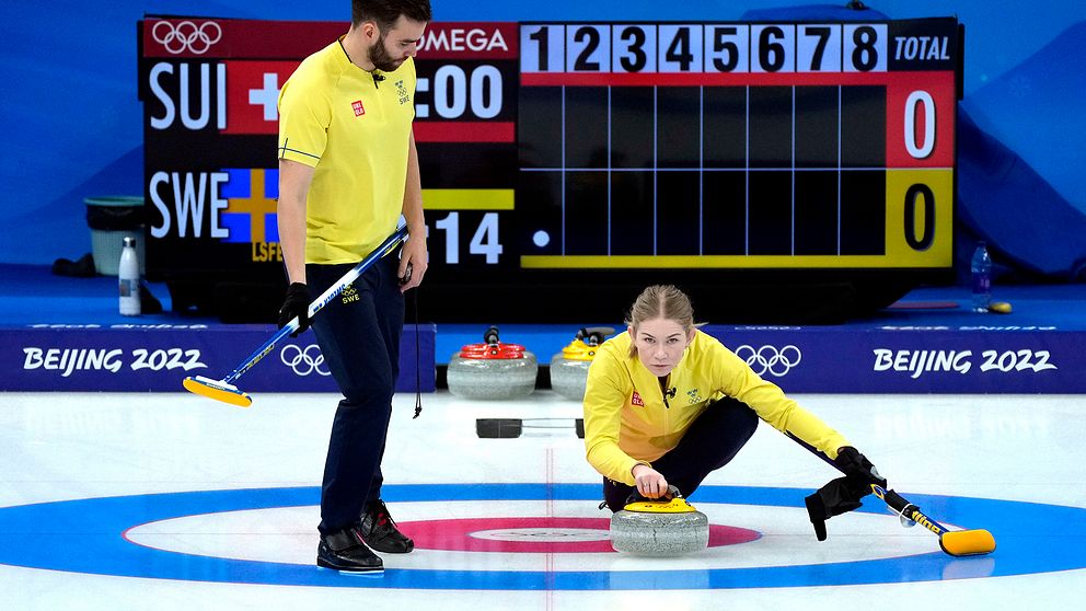 Curlingduon Almida de Val och Oskar Eriksson slog Schweiz med 6-1.