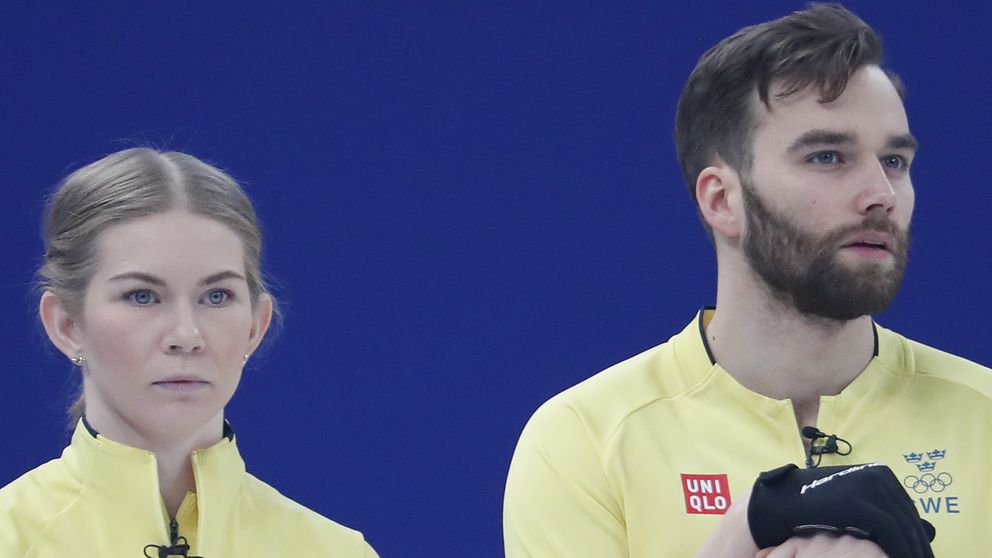 Sveriges Oskar Eriksson och Almida De Val i matchen mellan Norge och Sverige i mixed dubbel curling vid vinter-OS i Peking 2022.