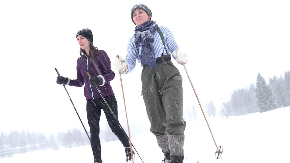 Två kvinnor på Mariehemsängarna i Umeå som tävlar mot varandra i skidåkning.