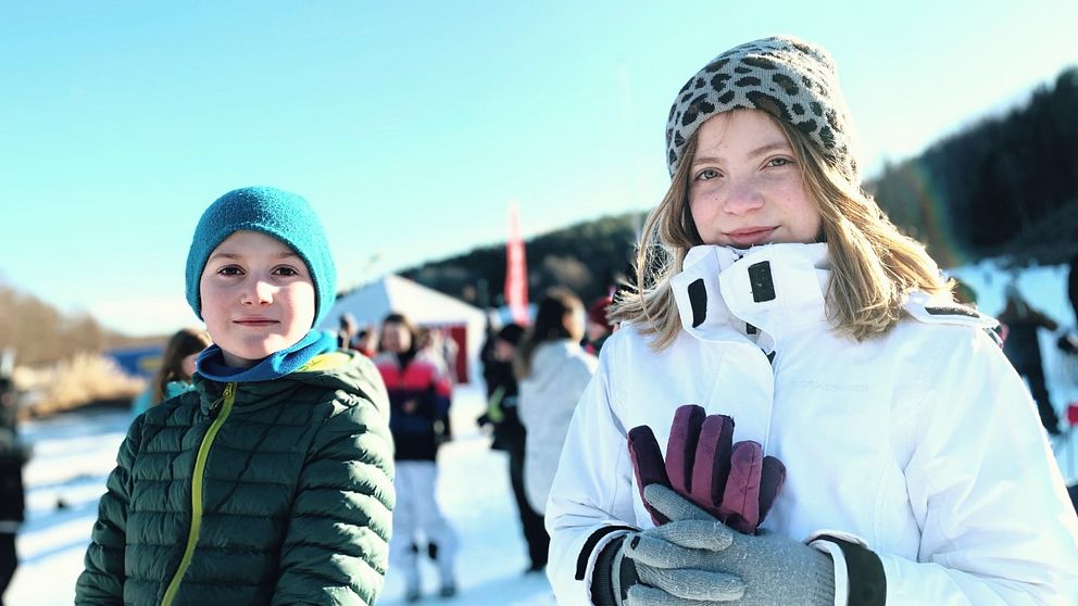 Nils Magnusson och Ebba Brolin från Råsslaskolan åker skidor för första gången i Alla på snön.