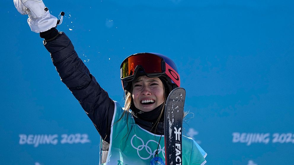 Hemmahoppet Eileen Gu jublar efter guldmedaljen i big air.