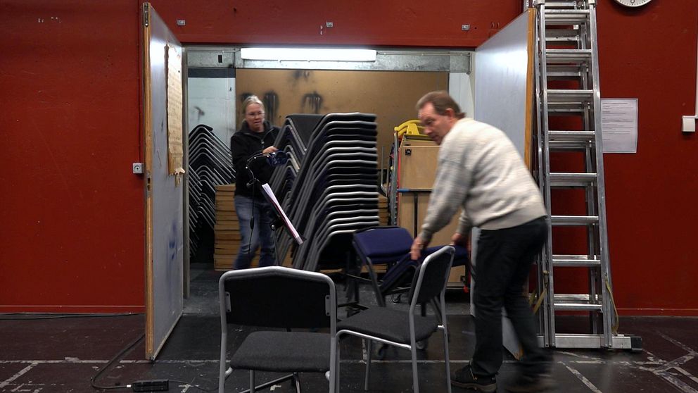 Stolar tas fram ur förrådet av två anställda på Dalateatern